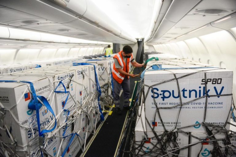 Llegan 650.000 Sputnik V y liberarán otras 600.000 del componente 2, mientras esperan las de Pfizer