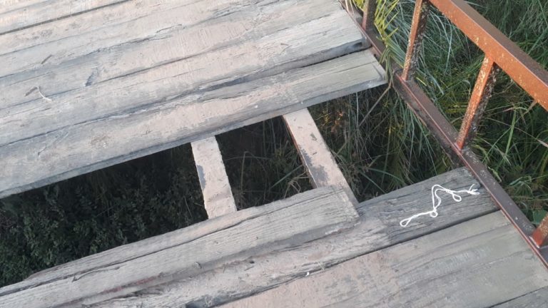 Reclaman la reparación de un puente en mal estado en Ernestina