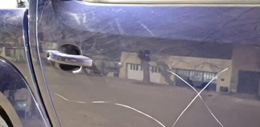 Imagen de uno de los lugares donde fue rayada la camioneta del Intendente