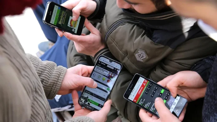 1641821852-apuestas-online-mobile-adolescentes-generica