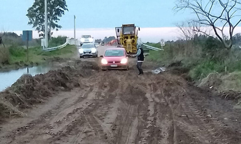 Realizan trabajos de contención para asegurar el tránsito por la crecida del Salado