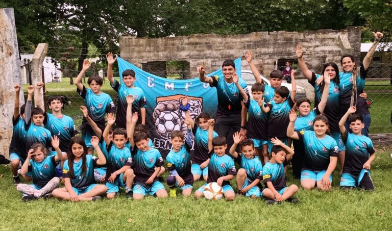 Alumnos de la Escuela de Fútbol de Ernestina recibieron equipos