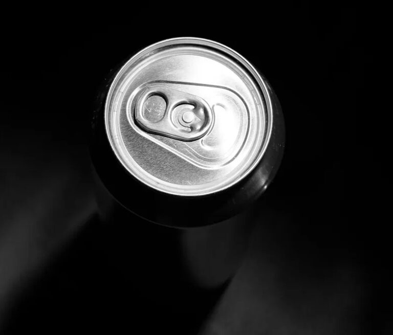 Buscan por ley prohibir la venta de bebidas energizantes a menores
