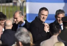 Señal de Milei: se mostró con Adorni en Rosario tras desplazarlo de la vocería