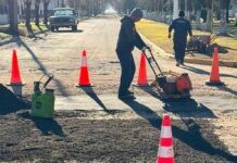 Realizan tareas de bacheo en Del Carril