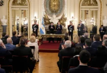 Santilli juró con apoyo de los gobernadores y Milei hizo un gesto de respaldo a Adorni