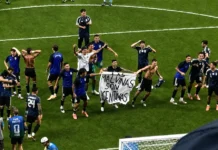 La bandera que mostraron los jugadores tras el triunfo ante Inglaterra: “Las Malvinas son argentinas”