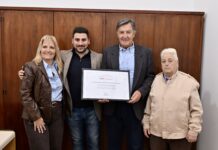 Egüen reconoció el mérito y la trayectoria de Guillermo Amadeo por los 45 años de Gui Lux