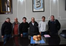Deporte e infraestructura: Salomón entregó premio al club Huracán
