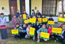 Colocan biotachos en la base de campamento de Cazón para promover el compostaje
