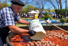 Usaron baldes de glifosato para transportar alimentos en la Fiesta del Chorizo a la Pomarola