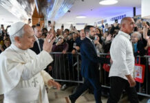 El Papa ya camina en su habitación y se alimenta con normalidad
