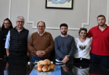 Salomón anunció un bono de 100.000 pesos para los municipales